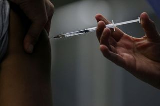 V proočkované rodině zemřela babička na covid. Buďte opatrní i vy s vakcínou, apelují pozůstalí - Novinky